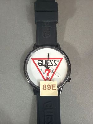 une montre-bracelet sur laquelle figure le logo Guess