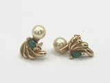 deux paires de boucles d'oreilles ornées de perles et de pierres vertes