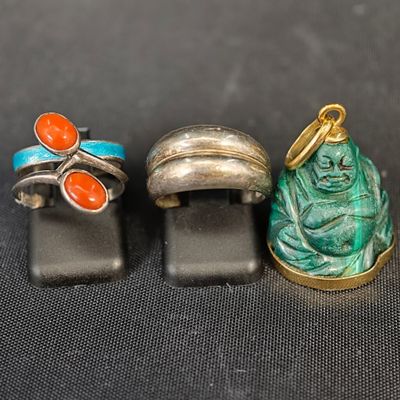 trois anneaux et un anneau surmonté d'un Bouddha assis