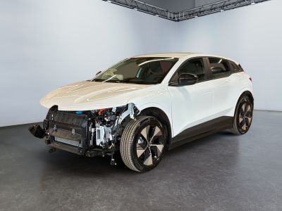 l'avant d'un SUV blanc dont le pare-chocs avant est cassé