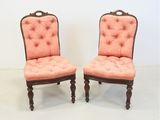 paire de fauteuils rembourrés roses avec des pieds et des accoudoirs en bois