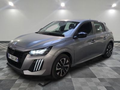 Une voiture argentée est garée dans une pièce au sol en damier.