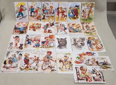 un lot de cartes posées sur une table