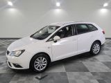 la voiture blanche est garée sur un carrelage à carreaux