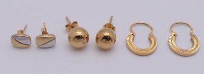 trois paires de boucles d'oreilles en or et une paire de boucles d'oreilles en or