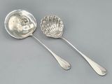 deux cuillères en argent et une cuillère ornée d'un coquillage