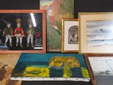 un tableau posé sur la table, à côté d'une photo d'un homme