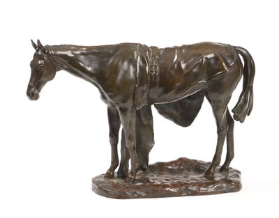 statue en bronze représentant un cheval avec une couverture sur le dos