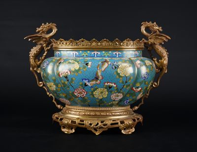 une image représentant un vase bleu muni d'une anse en forme de dragon, posé sur un socle
