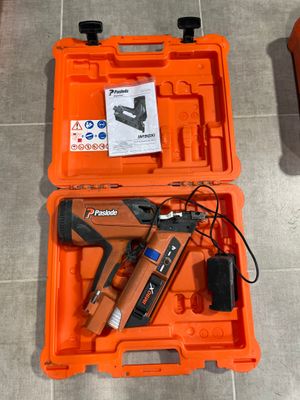 une trousse à outils posée par terre à côté d'une boîte à outils