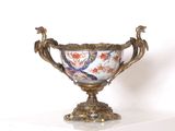 un vase posé sur une table