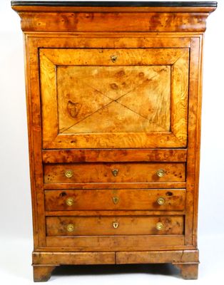 une image d'une commode en bois avec un plateau en marbre