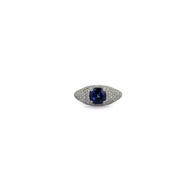 gros plan d'une bague en saphir bleu et diamant sur fond blanc