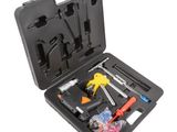 une trousse à outils dans un coffret noir sur fond blanc