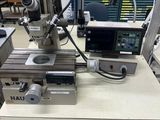 une machine posée sur une table dans une pièce