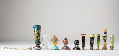 a lot of different vases that are on the table