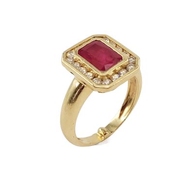 gros plan d'une bague en or avec une pierre en rubis