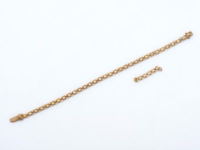gros plan d'un bracelet en or avec une chaîne sur fond blanc