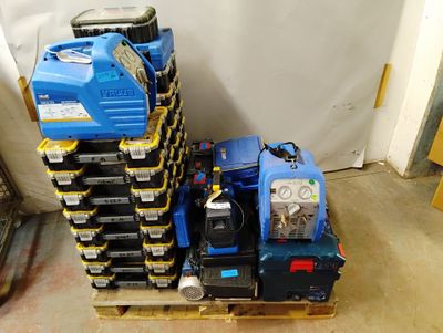 Lot comprenant : 2 coffrets scie cloche BOSCH, balance élect… - Photo 1