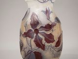 un vase en verre avec un motif floral