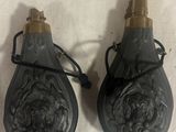 paire de flacons de parfum noir et or sur un tissu blanc