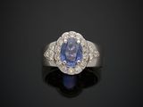 une bague à grappes de saphirs et de diamants