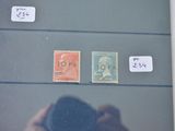 une photo d'une personne en train de prendre une photo de timbres