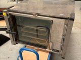 un petit four posé sur un chariot dans un entrepôt