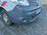 une photo d'une petite camionnette garée sur le bord de la route