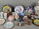 de nombreux types de vases et d'assiettes sur la table