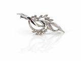un gros plan d'une broche en argent ornée de feuilles