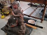une statue de femme assise sur une table