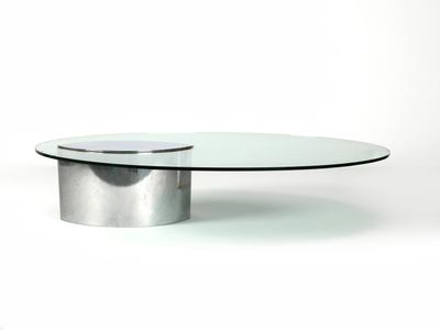 une image d'une table basse avec un plateau en verre