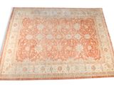 un tapis orange et beige sur fond blanc
