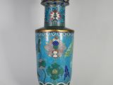 un vase bleu orné de fleurs et d'oiseaux