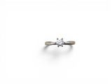 gros plan d'une bague en diamant sur une surface blanche