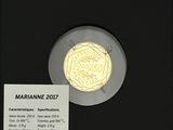 une photo d'une pièce d'or exposée dans une vitrine