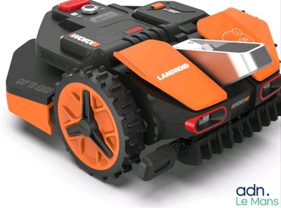 une image d'une tondeuse à gazon robotisée sur fond blanc