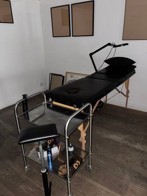 une photo d'une table d'examen médical dans une pièce
