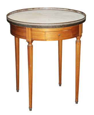 TABLE BOUILLOTTE en bois naturel mouluré, dessus de marbre b…