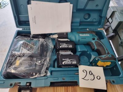 une boîte bleue contenant des outils, posée sur une table