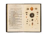 un livre ouvert sur lequel figure un dessin représentant divers objets
