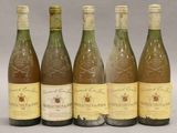 quatre bouteilles de vin sont alignées