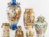 cinq vases posés les uns à côté des autres sur une table