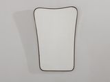 un petit miroir accroché au mur dans une salle de bains