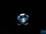 gros plan d'un diamant bleu sur une surface noire