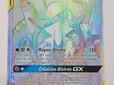 La carte Pokémon est posée sur une table avec un fond blanc.