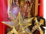 une boîte rouge contenant une étoile et d'autres objets