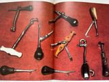 Ce livre présente de nombreux types de tire-bouchons différents