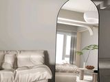 un grand miroir au milieu d'un salon avec un canapé